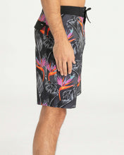 Load image into Gallery viewer, HURLEY MENS PHANTOM COLORADOS 20&quot; BOARDSHORT
